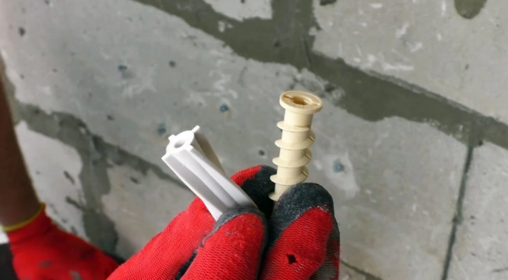 Как крепить к газобетону тяжелые конструкции?